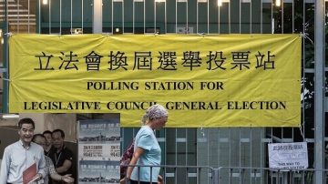 港立法會投票日 特首梁振英被扔三明治