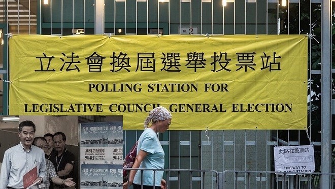 港立法會投票日 特首梁振英被扔三明治