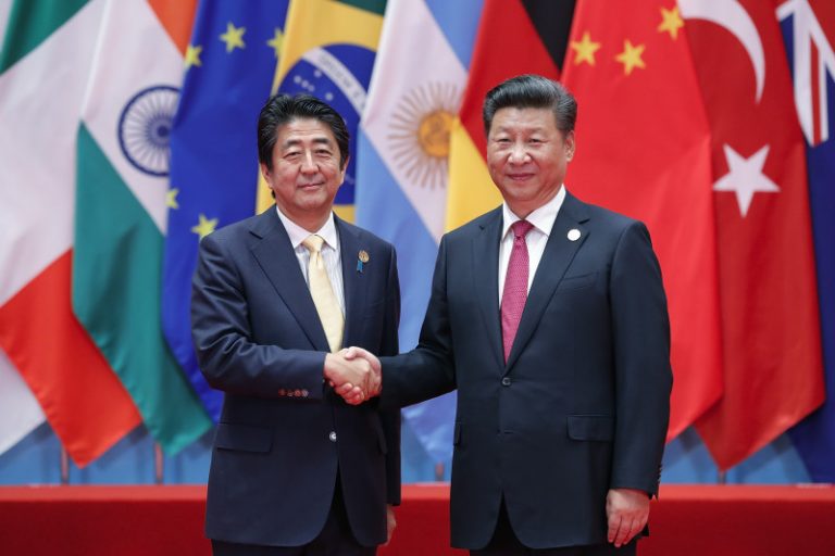 杭州G20：記者圍拍大屏幕 習近平笑迎安倍全場感嘆