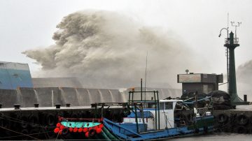 莫蘭蒂橫掃台灣 漁港燈塔折斷 核三廠停機