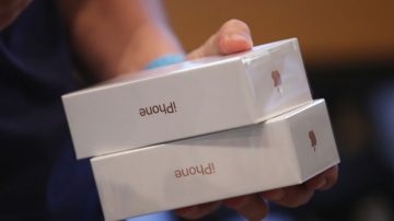 iPhone 7开卖缺货 香港亮黑Plus炒到2万