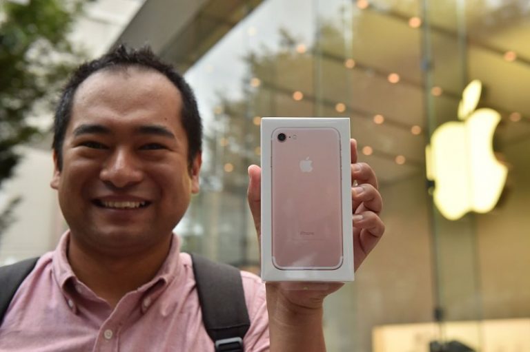 蘋果iPhone 7亞洲開賣 果粉排隊搶購