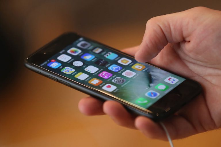 iPhone 7被控通話不能掛 一按結束就死機