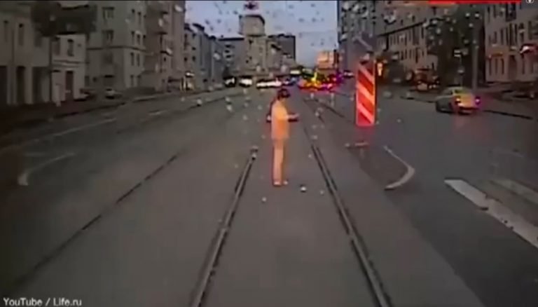 俄女站軌道玩手機 列車剎車不及迎面撞上