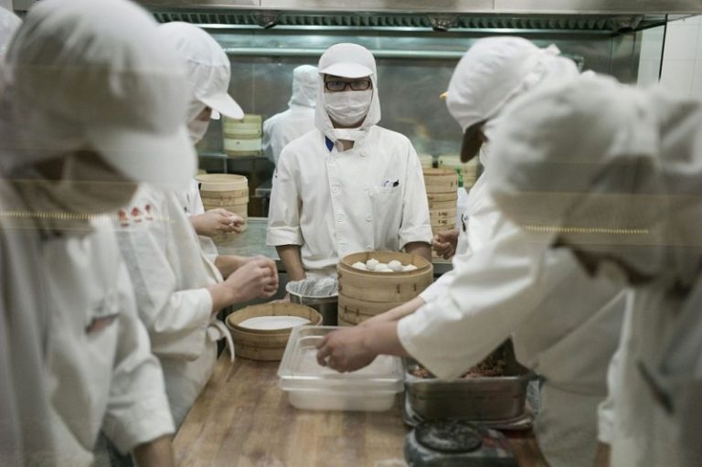 慘遭中餐館盤剝 美非法移民不說怕遣返