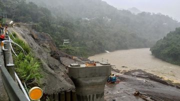 梅姬強風豪雨 烏來再成孤島