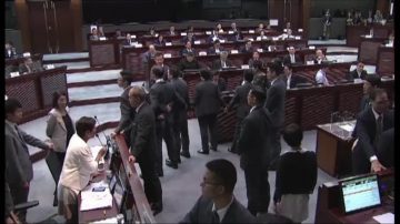 香港立會主席在爭議聲中就任 港史上首例