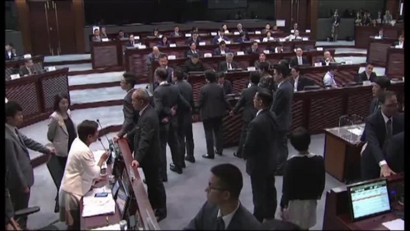 香港立會主席在爭議聲中就任 港史上首例