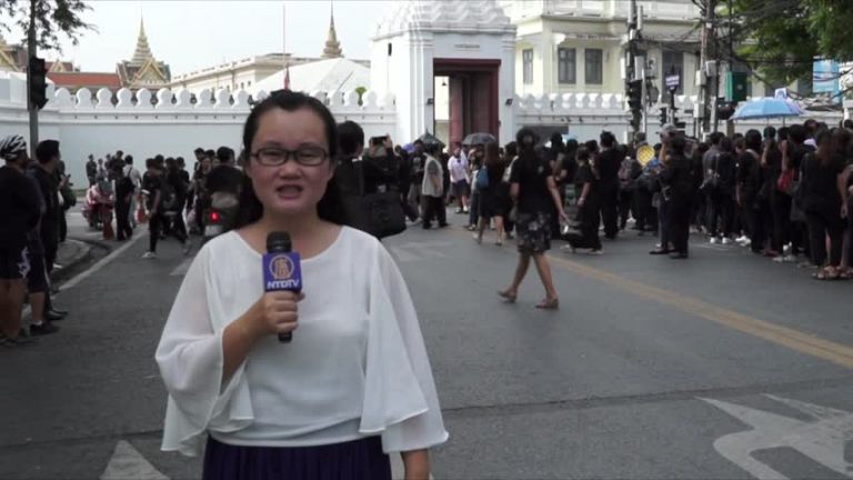 皇宮門前大批民眾排隊弔唁泰王