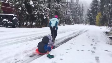 加州塞拉山突降雪 居民惊喜