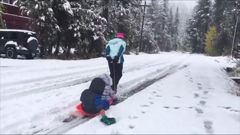 加州塞拉山突降雪 居民驚喜