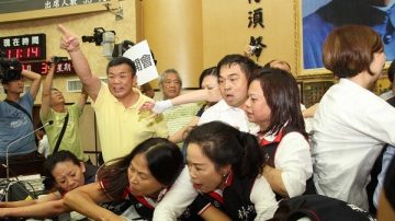 台南市議長補選再演全武行 藍綠都有人掛彩