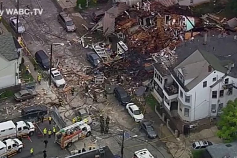 美新州瓦斯爆炸 2宅夷為平地 18警消傷(視頻)