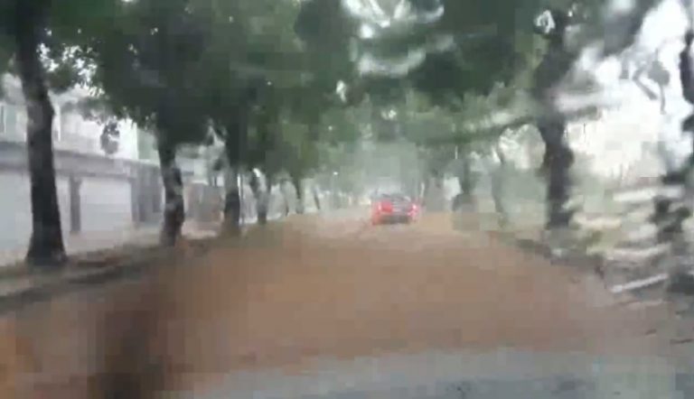 瞬間暴雨宣洩不及 台東馬路如河道