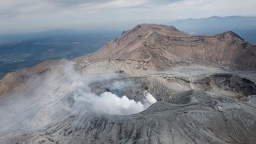 沉睡19年 日本阿蘇山再噴 火山灰雲高達數千米