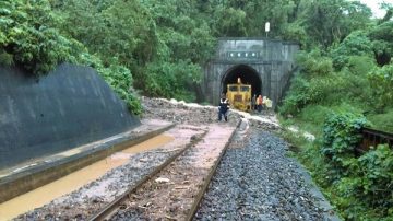 暴雨不斷 台鐵南迴線停駛 基隆8戶民宅下陷