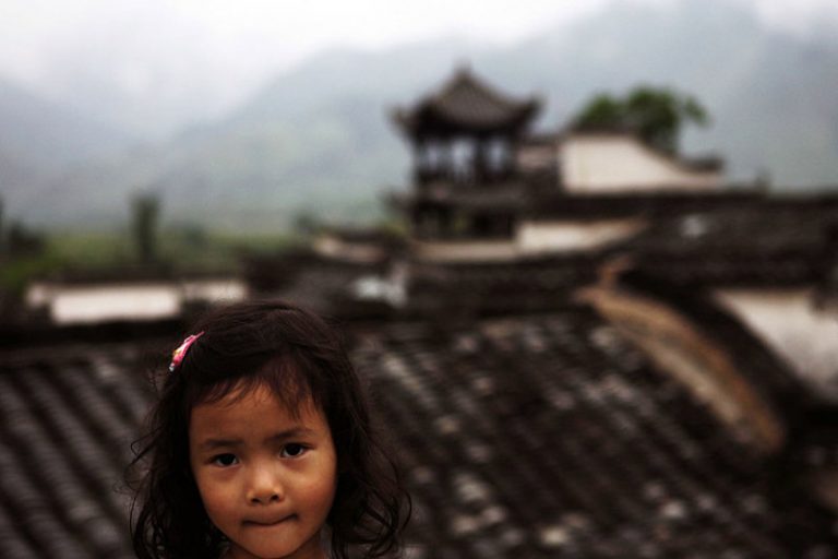 8歲眼睜睜看父母被搶走 少女控告江澤民