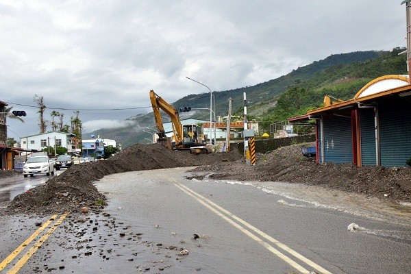 暴雨致「難回」鐵路誤點2小時 公路幾成砂石場