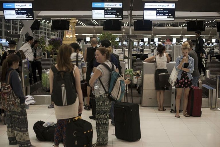 中國女泰國機場舞刀 口稱自殘引騷動