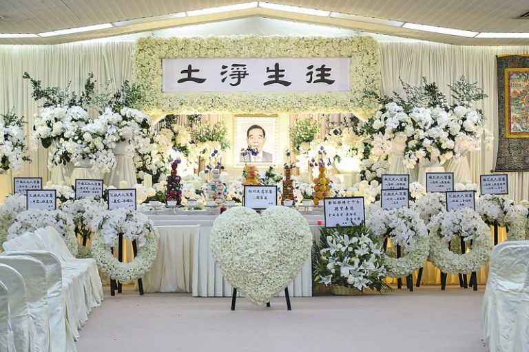 香港富商鄭裕彤設靈 逾百政商名人悼