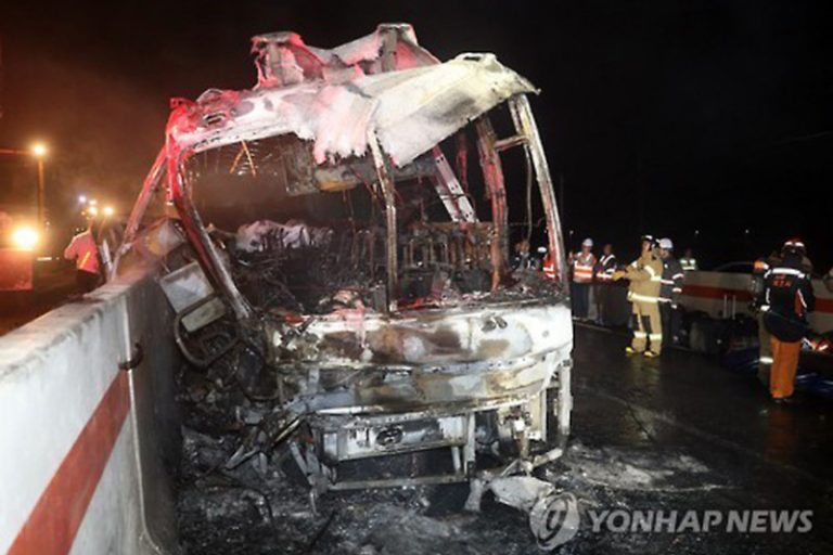 韓國大巴高速路著火 10死10傷