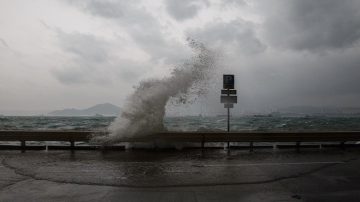 強颱風「海馬」襲香港 幾百航班取消