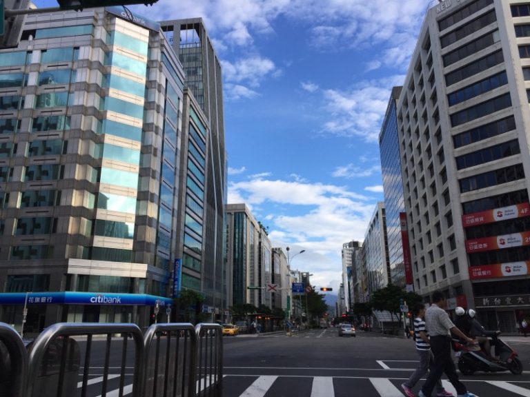 東北風影響 北部東半部局部短暫雨