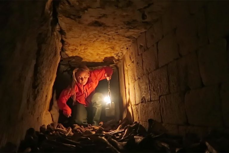 美女闖巴黎地下暗道 踏600萬屍骸衝浪挨批