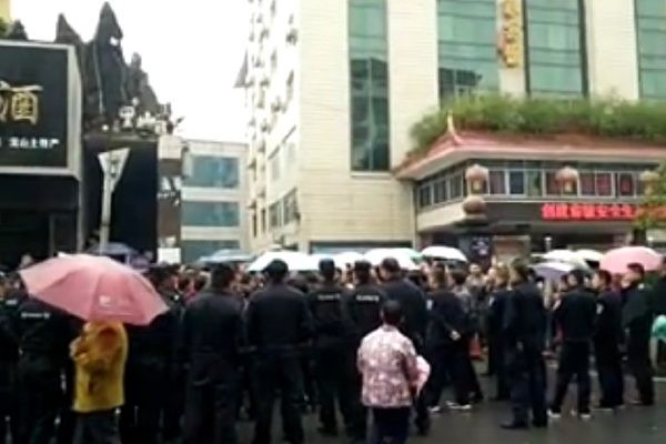 湖南三百業主圍堵售樓部抗議遭鎮壓