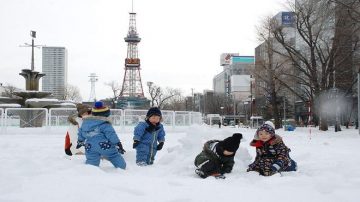 北海道大雪纷飞 破数十年记录 能见度低交通停摆