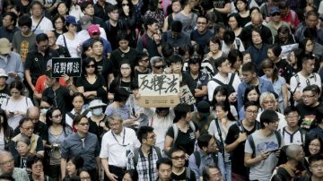 香港萬人大遊行反釋法 港媒揭張德江欲重演「雨傘運動」