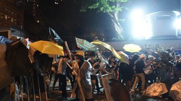 【禁闻】香港反释法游行 爆警民冲突