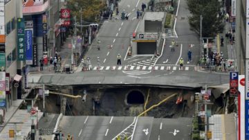 日本福冈车站前公路塌陷 狂吞红绿灯