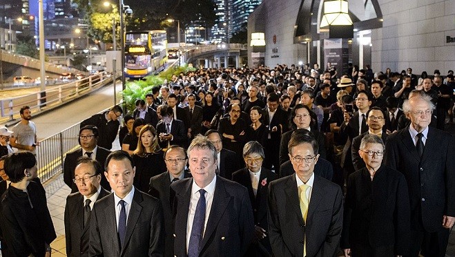 無聲怒吼！港法律界黑衣遊行反人大釋法