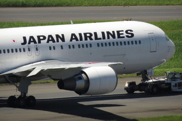 日航客機高空搖擺 空姐摔骨折