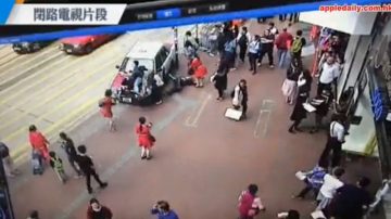 計程車失控衝撞人群，出現保齡球瓶被擊中恐怖場景，司機下車做出這個反應