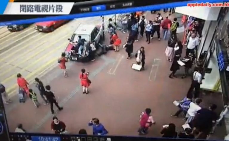 計程車失控衝撞人群，出現保齡球瓶被擊中恐怖場景，司機下車做出這個反應