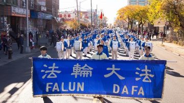 法轮功学员布鲁克林大游行 华人争相观看