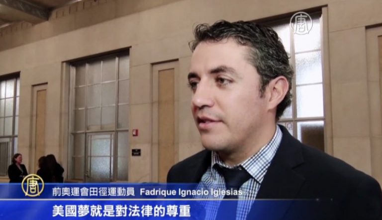 美司法部長迎新公民 前奧運選手入籍