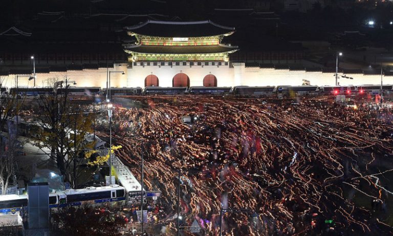 朴槿惠下台危機 反對與支持兩地集會較勁
