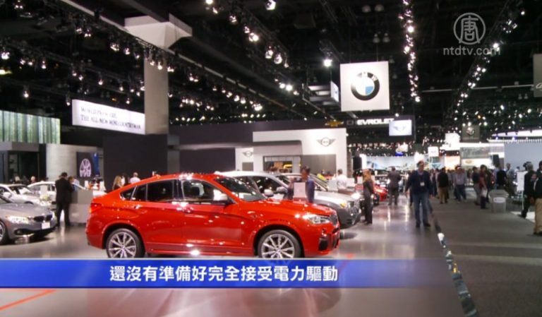 車商緊跟潮流 洛杉磯車展忙推油電車