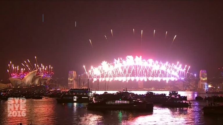 煙火齊發照亮夜空  澳紐迎來2017