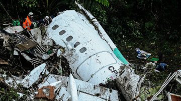 巴西足球隊空難 機師驚慌說沒油(視頻)