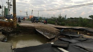 大水管破裂路基坍塌 竹縣1.5萬戶大停水 台水搶修