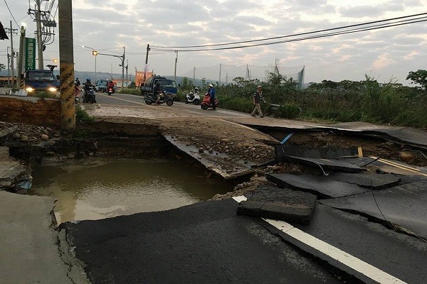 大水管破裂路基坍塌 竹縣1.5萬戶大停水 台水搶修