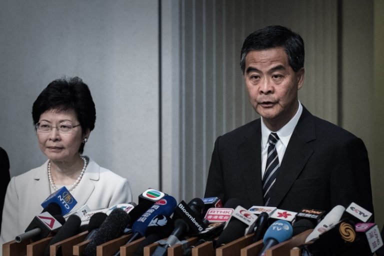 洩北京意圖？董建華南京大屠殺紀念儀式擁抱林鄭