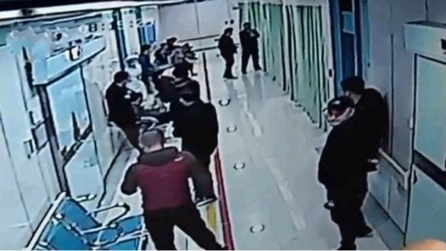 患者正搶救 兩殯儀館為「搶客」急症室開打