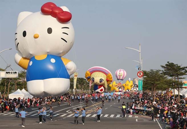 卡通氣球遊行 23顆萌氣球佔高雄時代大道