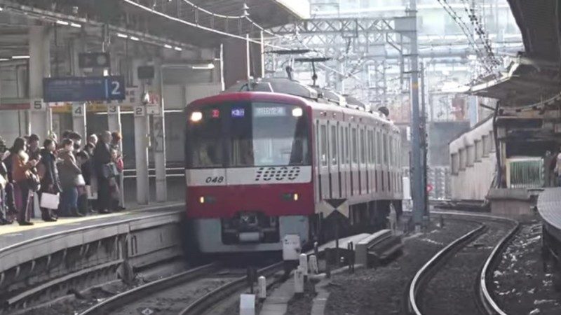 就是急！日本京急電鐵火車開走 列車長還在月台