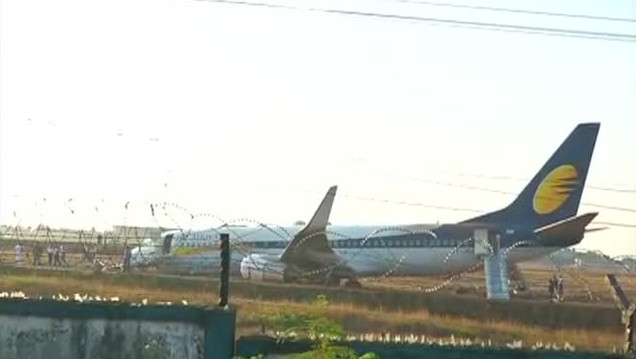 印度客機沖出跑道撞入草地 15人傷